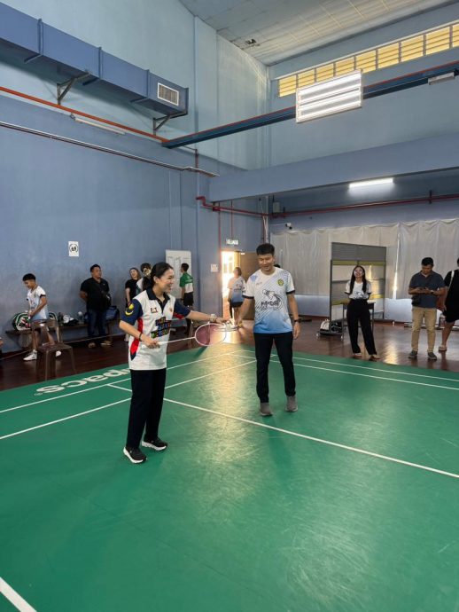 第二届“少年飞羽”羽球赛正式开打 145各族中小学生切磋球技