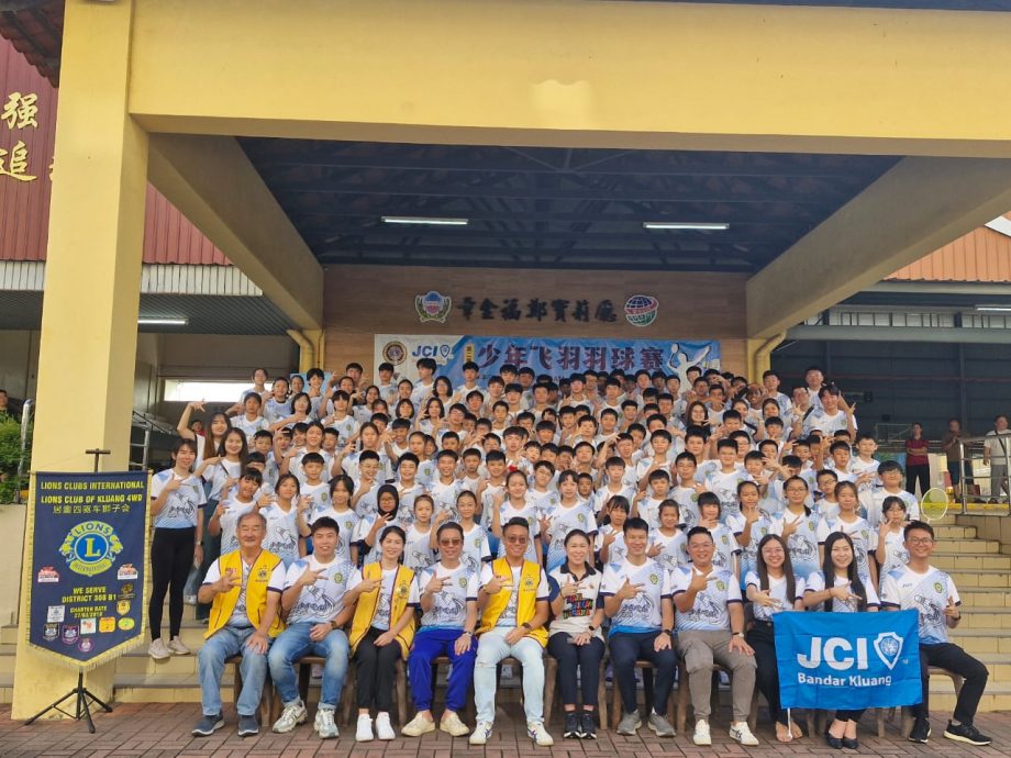 第二届“少年飞羽”羽球赛正式开打 145各族中小学生切磋球技