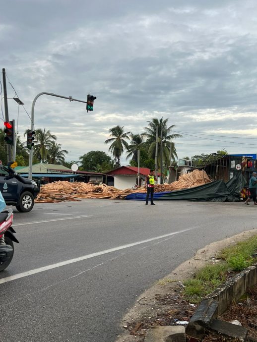 （已签发）柔：罗里翻覆木材散落   峇吉里路塞车