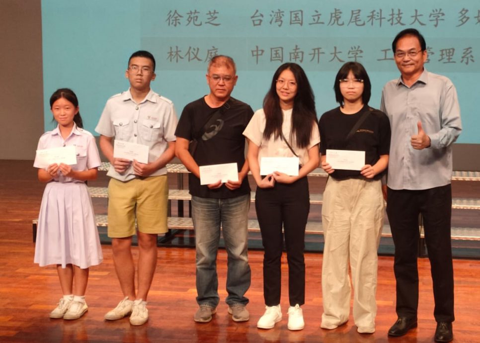 (已签发)柔:麻坡中化中学发放7.4万 27高中毕业生获大专助学金