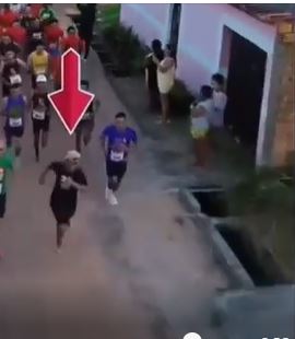 (已签发)流浪醉汉穿拖鞋跑5英里走红 激励戒酒改写人生