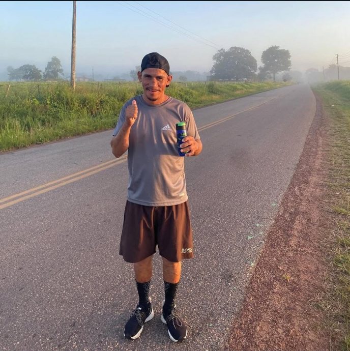 (已签发)流浪醉汉穿拖鞋跑5英里走红 激励戒酒改写人生