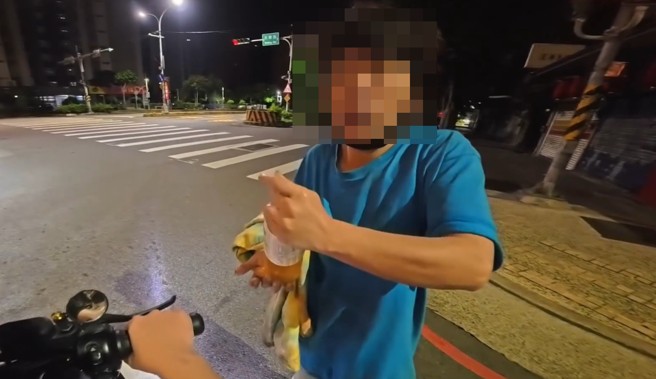(已签发)诈骗新招?阿姨凌晨现身马路 求助拧开瓶罐 骑士秒退自保