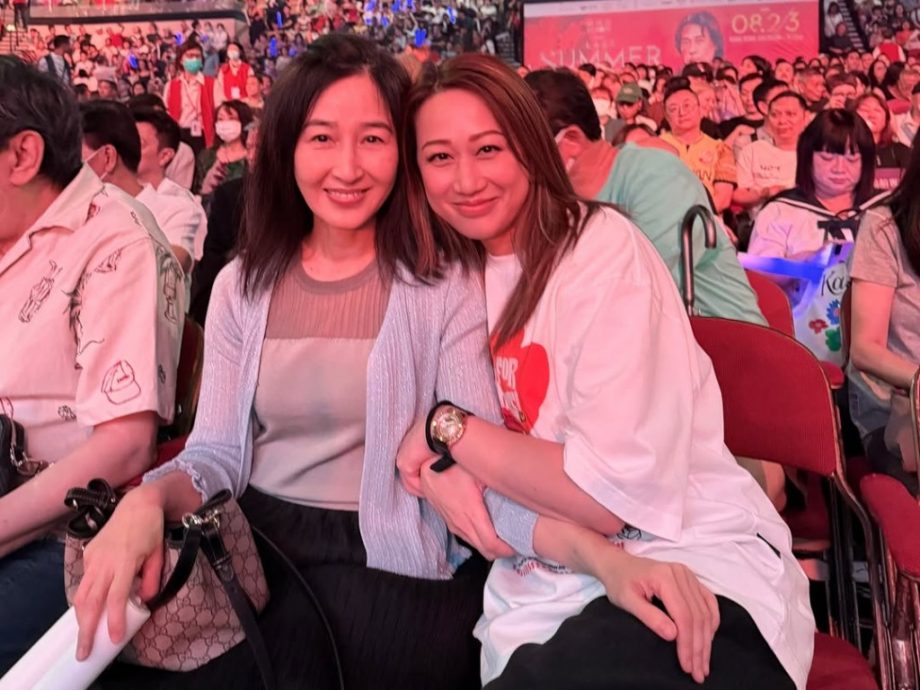 （明8am）与张家辉看夏韶声演唱会 关咏荷遇旧拍档贴心问候