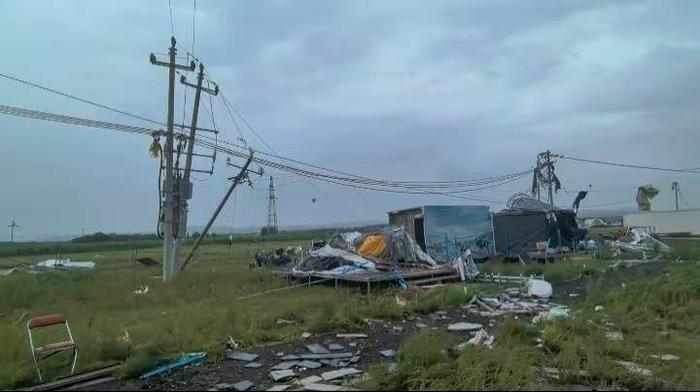 （视频）内蒙古巨型龙卷风连天接地  蒙古包被吹毁