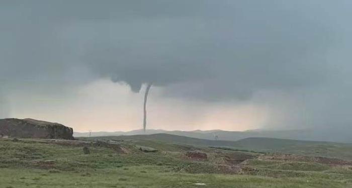 （视频）内蒙古巨型龙卷风连天接地  蒙古包被吹毁