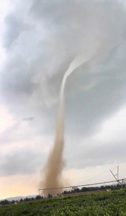 （视频）内蒙古巨型龙卷风连天接地  蒙古包被吹毁