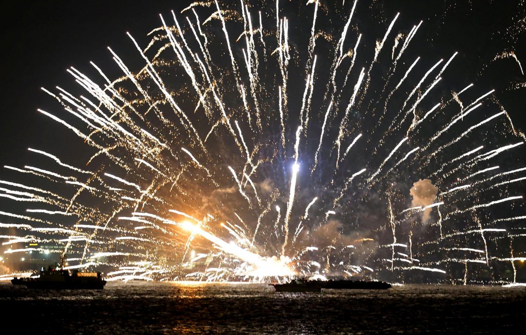 (视频)横滨烟火大会“烟火变失火” 发射船起火5跳海逃生1伤