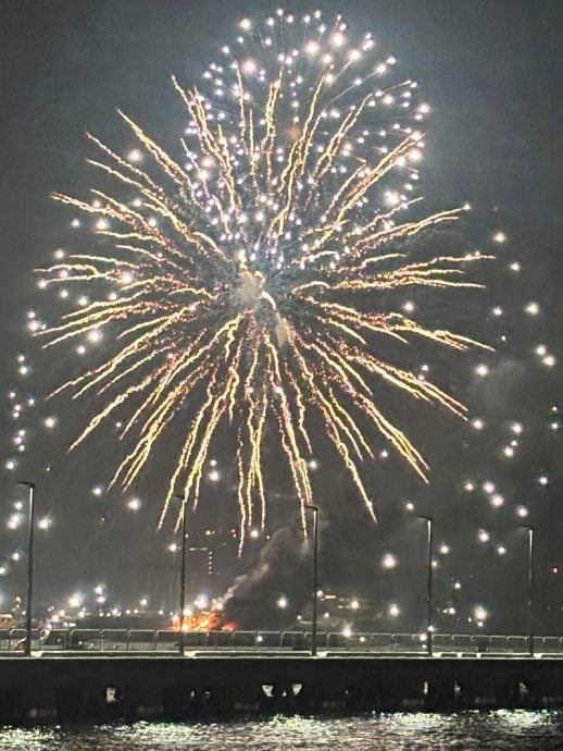 (视频)横滨烟火大会“烟火变失火” 发射船起火5跳海逃生1伤