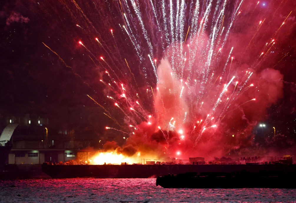 (视频)横滨烟火大会“烟火变失火” 发射船起火5跳海逃生1伤