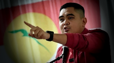 Akmal capitalizes on national flag controversy for own political gain