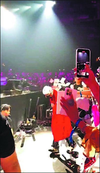 GD香港开唱被丢假钞 粉丝狠批低俗无礼