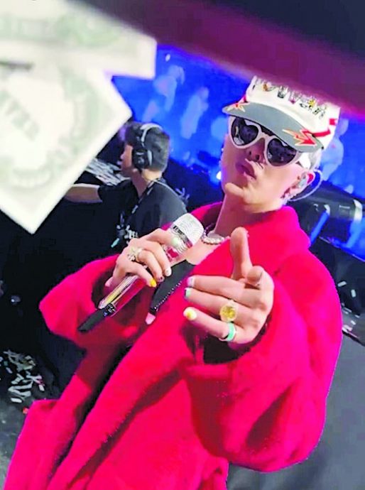 GD香港开唱被丢假钞 粉丝狠批低俗无礼
