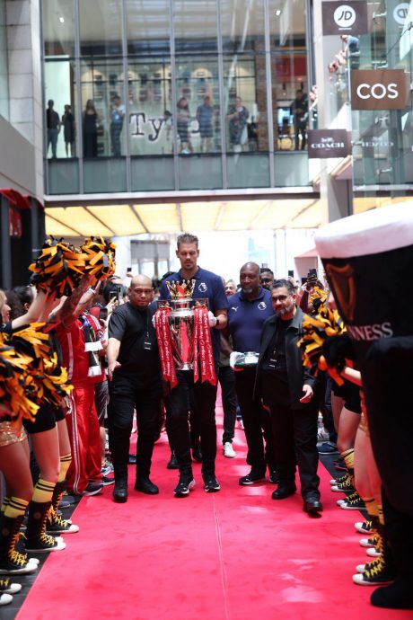 Guinness把英超冠军杯带入都门  隆柏威年广场掀足球热潮