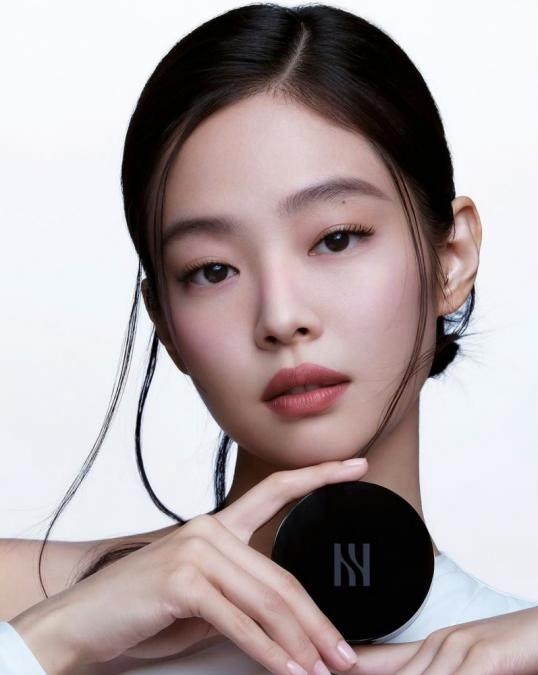 Jennie效应结束丢6年代言？ Felix上位“雀斑妆”掀争议