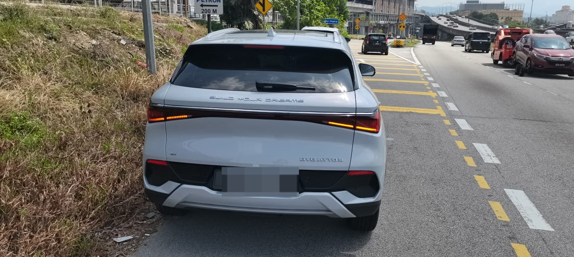 LDP往MRR2路段出现不明铝碎片 数轿车闪不及碾过爆胎