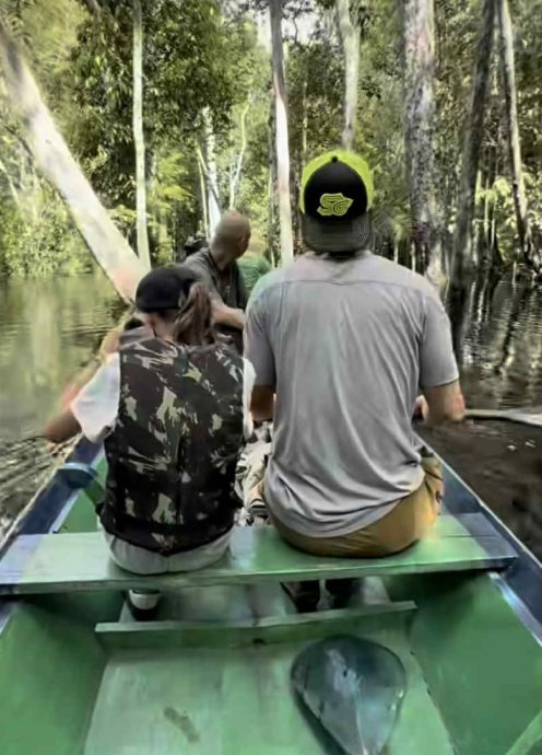 Lisa S.素颜罕有同框 与吴彦祖探险衣着惹议