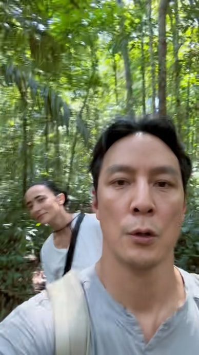 Lisa S.素颜罕有同框 与吴彦祖探险衣着惹议