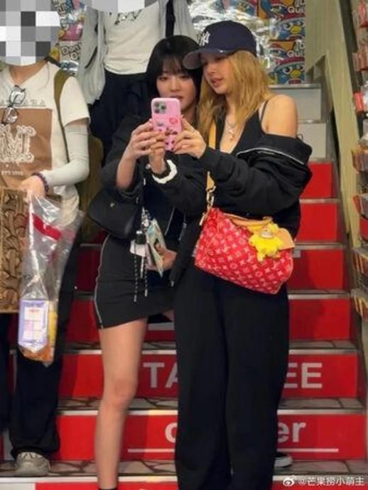 Lisa裤腰中文字超抢戏 打工人：穿去给老板看