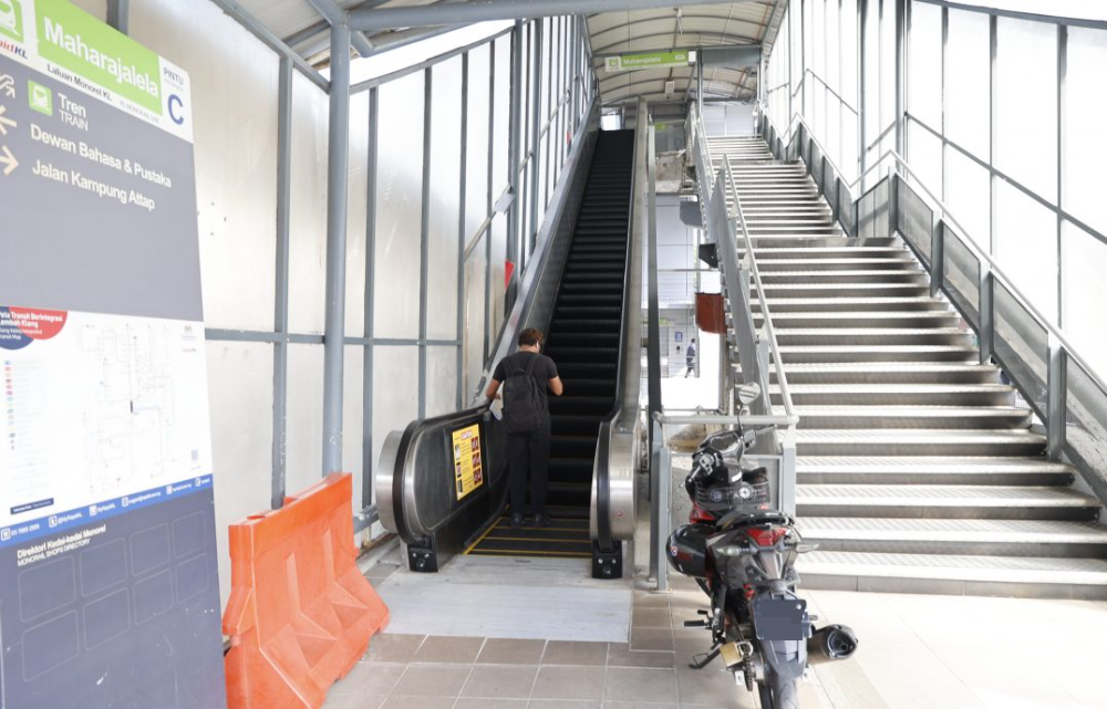 me02主文-大都会/马哈拉惹里拉站电动扶手梯终于修好了/7图