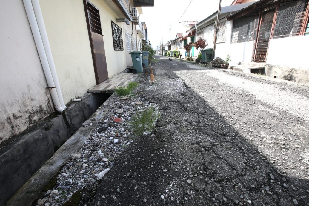 me4头/余保凭:甲洞花园后巷道路及沟渠年久失修