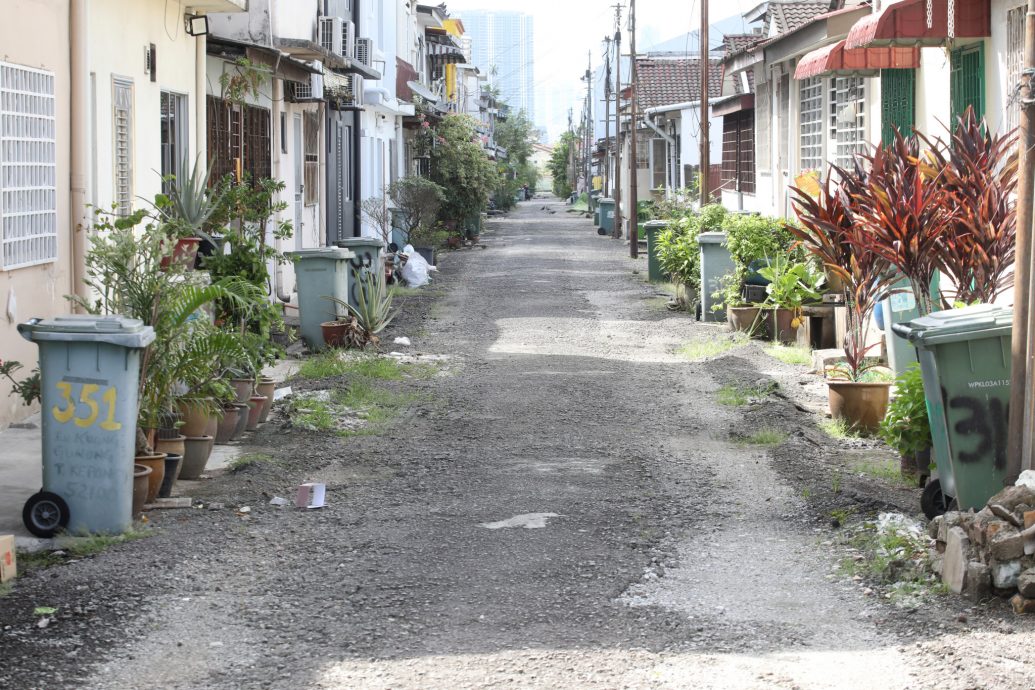 me4头/余保凭:甲洞花园后巷道路及沟渠年久失修