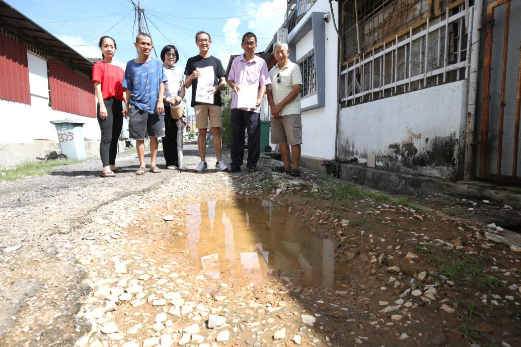 me4头/余保凭:甲洞花园后巷道路及沟渠年久失修