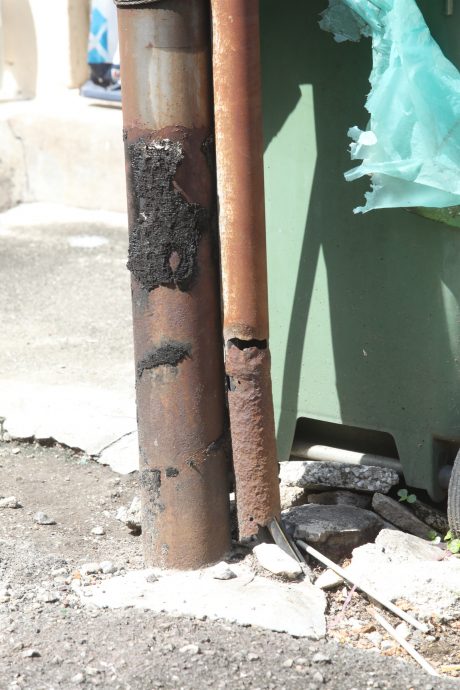 me4头/余保凭:甲洞花园后巷道路及沟渠年久失修