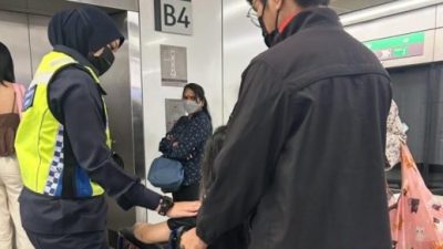 MRT晕倒获热心民众相助感动 印尼女赞大马人真的很友善！