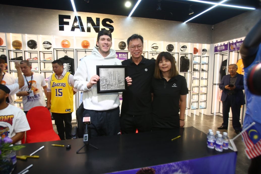 NBA湖人球星来了！  里夫斯首登大马掀热潮