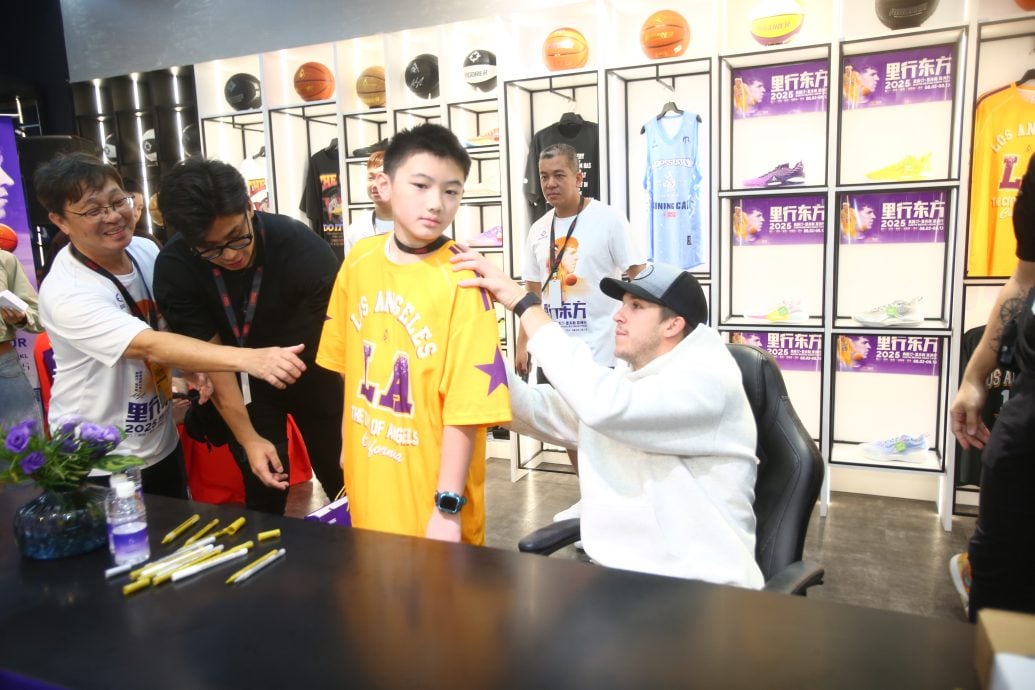 NBA湖人球星来了！  里夫斯首登大马掀热潮