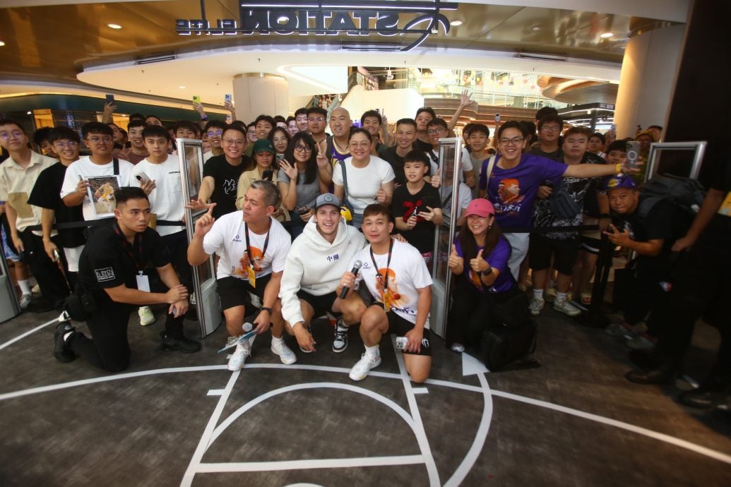 NBA湖人球星来了！  里夫斯首登大马掀热潮