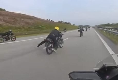 RXZ车聚大道上演“超人”动作 网民斥:发生意外自找的