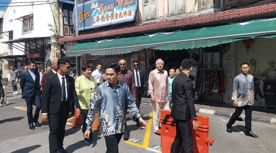 Perak Sultan hosts Singapore President on Ipoh tour