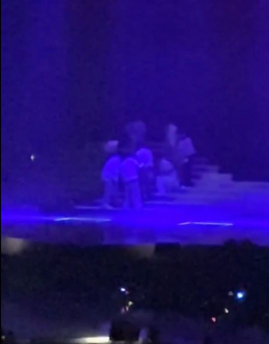 SJ圭贤舞台重摔！靠雨伞支撑身体 SM公司紧急交代伤势