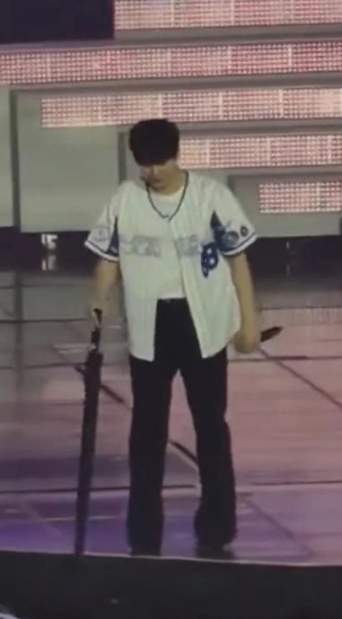 SJ圭贤舞台重摔!靠雨伞支撑身体 SM公司紧急交代伤势