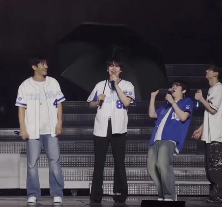 SJ圭贤舞台重摔！靠雨伞支撑身体 SM公司紧急交代伤势