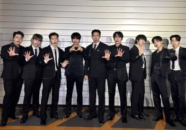 SJ圭贤舞台重摔！靠雨伞支撑身体 SM公司紧急交代伤势