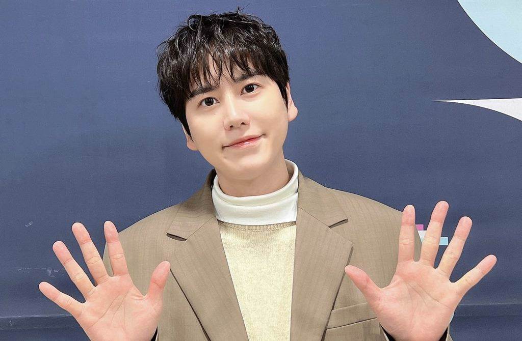 SJ圭贤舞台重摔！靠雨伞支撑身体 SM公司紧急交代伤势