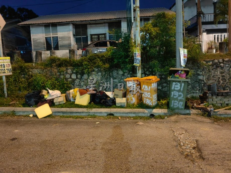 大都会/垃圾车上不去斜坡,住户把垃圾置放斜路底遭他人滥用/2图