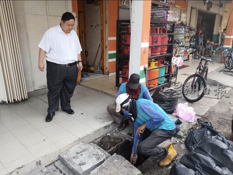 大都会／沟渠堆泥沙垃圾阻排水／2图