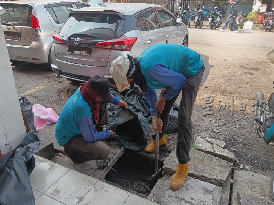 大都会／沟渠堆泥沙垃圾阻排水／2图