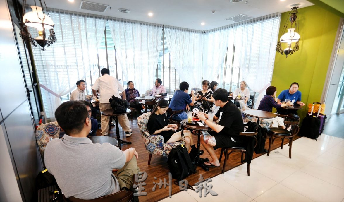 罗思义:助实现区域枢纽机场 争取2.5小时航班降怡