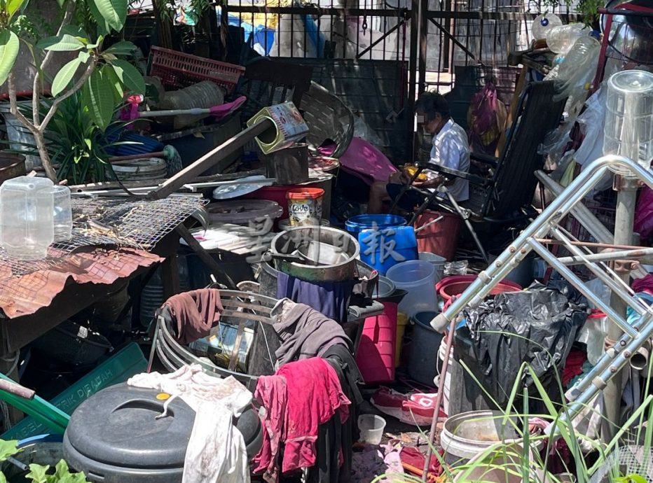 林朝雁：拾荒老妇于杂物堆积处附近煮食，居民忧再引发火患
