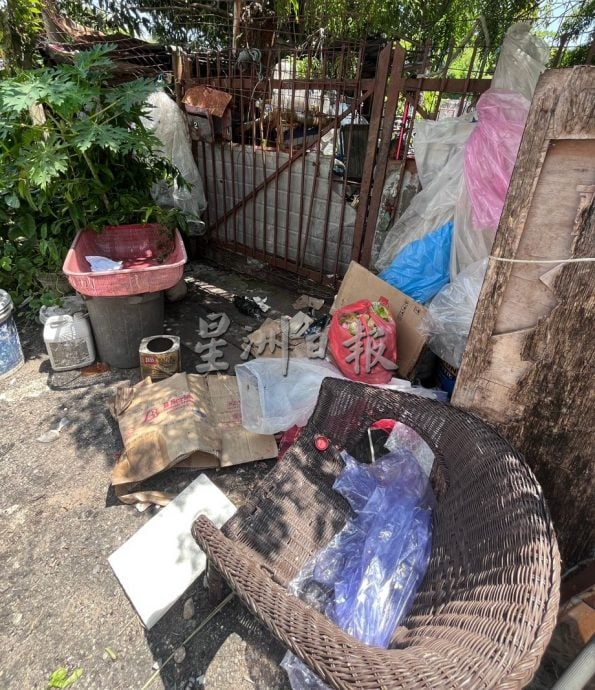 林朝雁：拾荒老妇于杂物堆积处附近煮食，居民忧再引发火患