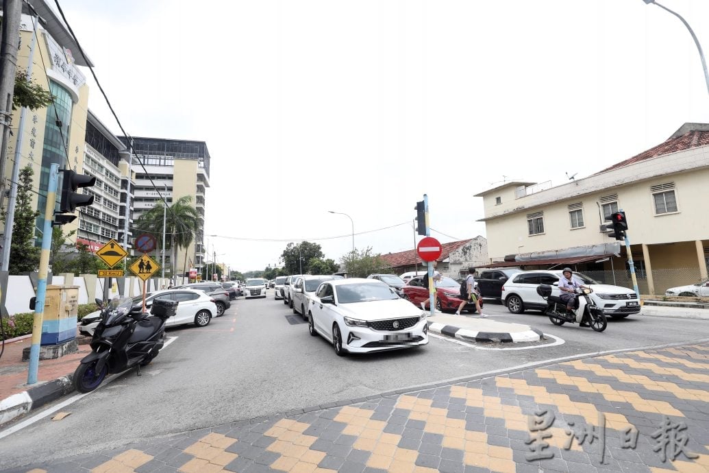 大都会/（主文）吴福发路滨中前改单向道开跑，首日交通情况受控