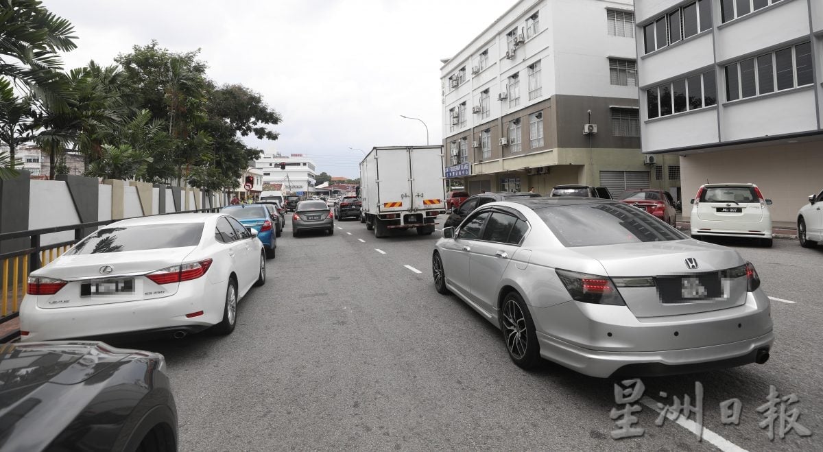 大都会/（主文）吴福发路滨中前改单向道开跑，首日交通情况受控