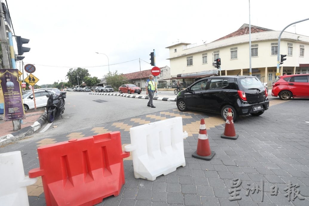 大都会/（主文）吴福发路滨中前改单向道开跑，首日交通情况受控