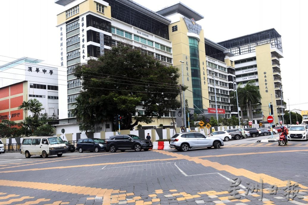 大都会/（主文）吴福发路滨中前改单向道开跑，首日交通情况受控