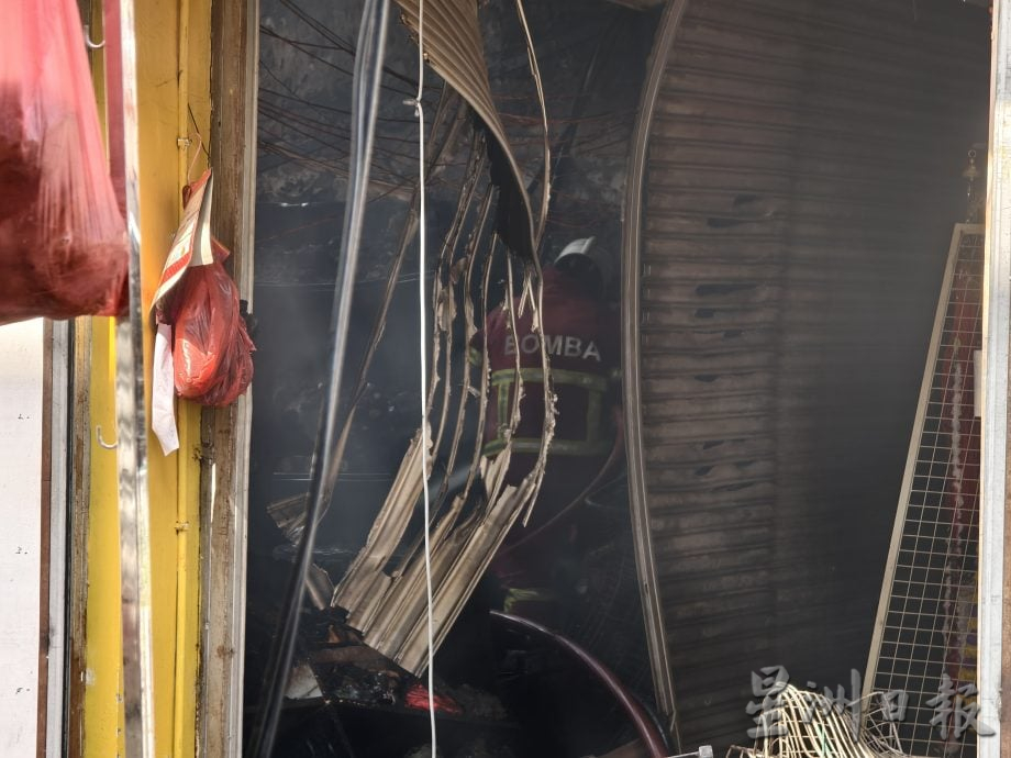 （已签发）柔：新山市区一早传火警   烧毁3间双层店面